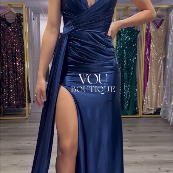 Sleek Navy Strapless Gown - Picture 4 of 6